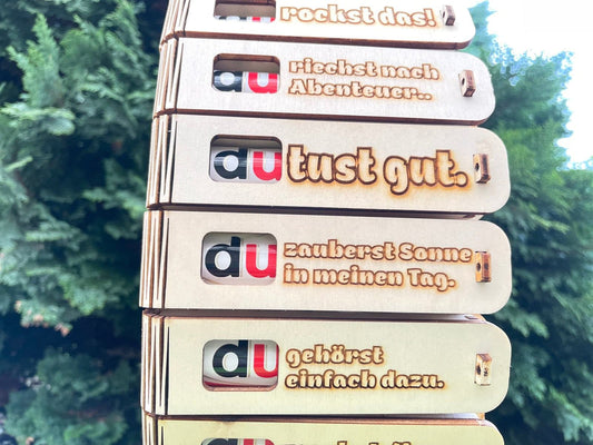 Holzgeschenkbox mit Gravur „Du zauberst Sonne in meinen Tag“ und Duplo-Schokolade als süße Überraschung
