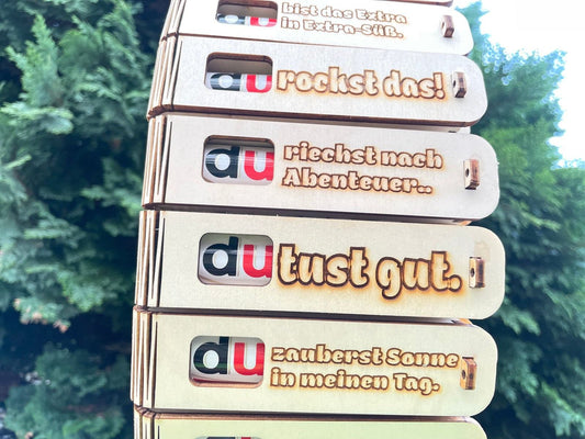 Duplo Überraschungsgeschenk in stilvoll gravierter Holz-Geschenkbox "Du tust gut" für besondere Herzensmenschen