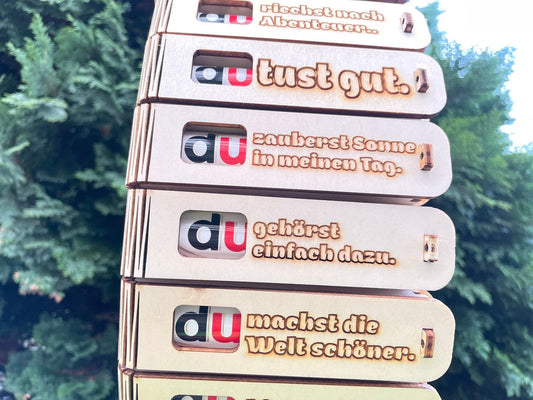 Holz-Geschenkbox mit Spruch „Du gehörst einfach dazu“ und Duplo Schokoriegel inside