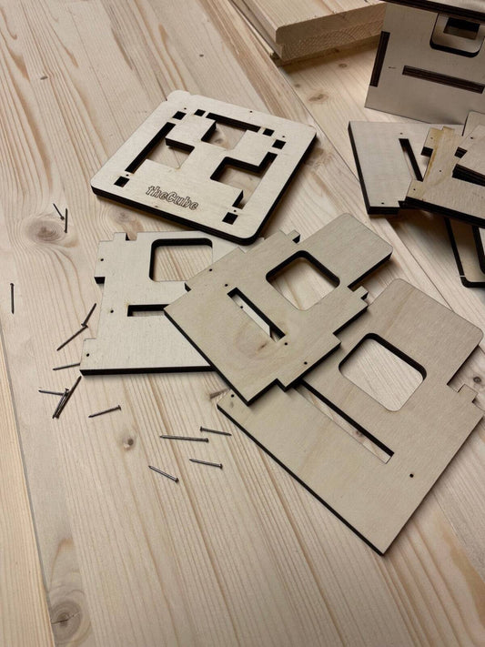 Montagewürfel-Set aus Holz für präzise Möbelmontage mit vier Würfeln und Montageanleitung