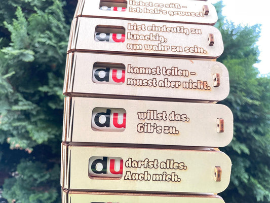 Holzgeschenkbox mit humorvoller Gravur „Du willst das – gib’s zu“ und Duplo als witzige Duplo Geschenkidee