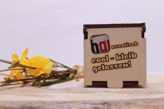 Hanuta Geschenkbox aus Holz mit graviertem Spruch und original Hanuta Schokolade
