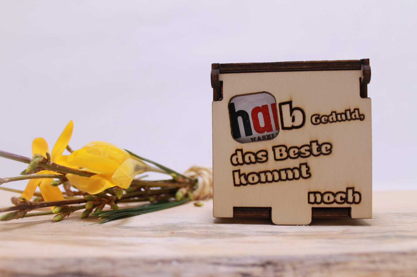 Hanuta Waffel Geschenkbox mit inspirierendem Spruch in hochwertiger Holzbox