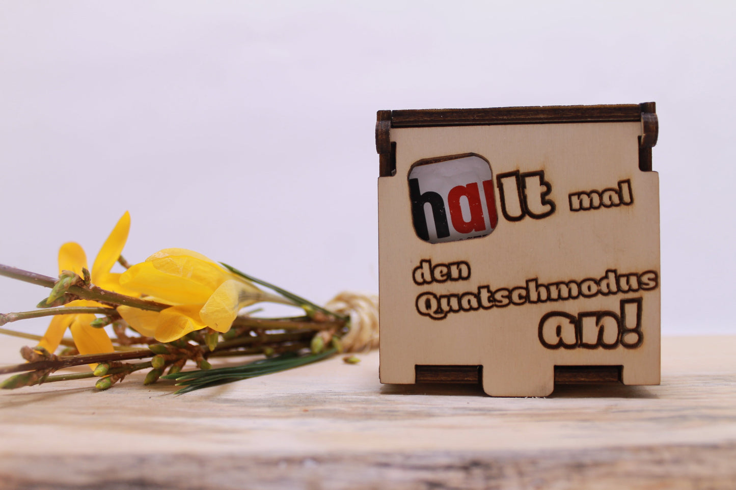Hanuta Geschenkbox mit graviertem Spruch und Schokolade in Holzbox „Halt mal den Quatschmodus an“