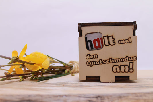 Hanuta Geschenkbox mit graviertem Spruch und Schokolade in Holzbox „Halt mal den Quatschmodus an“