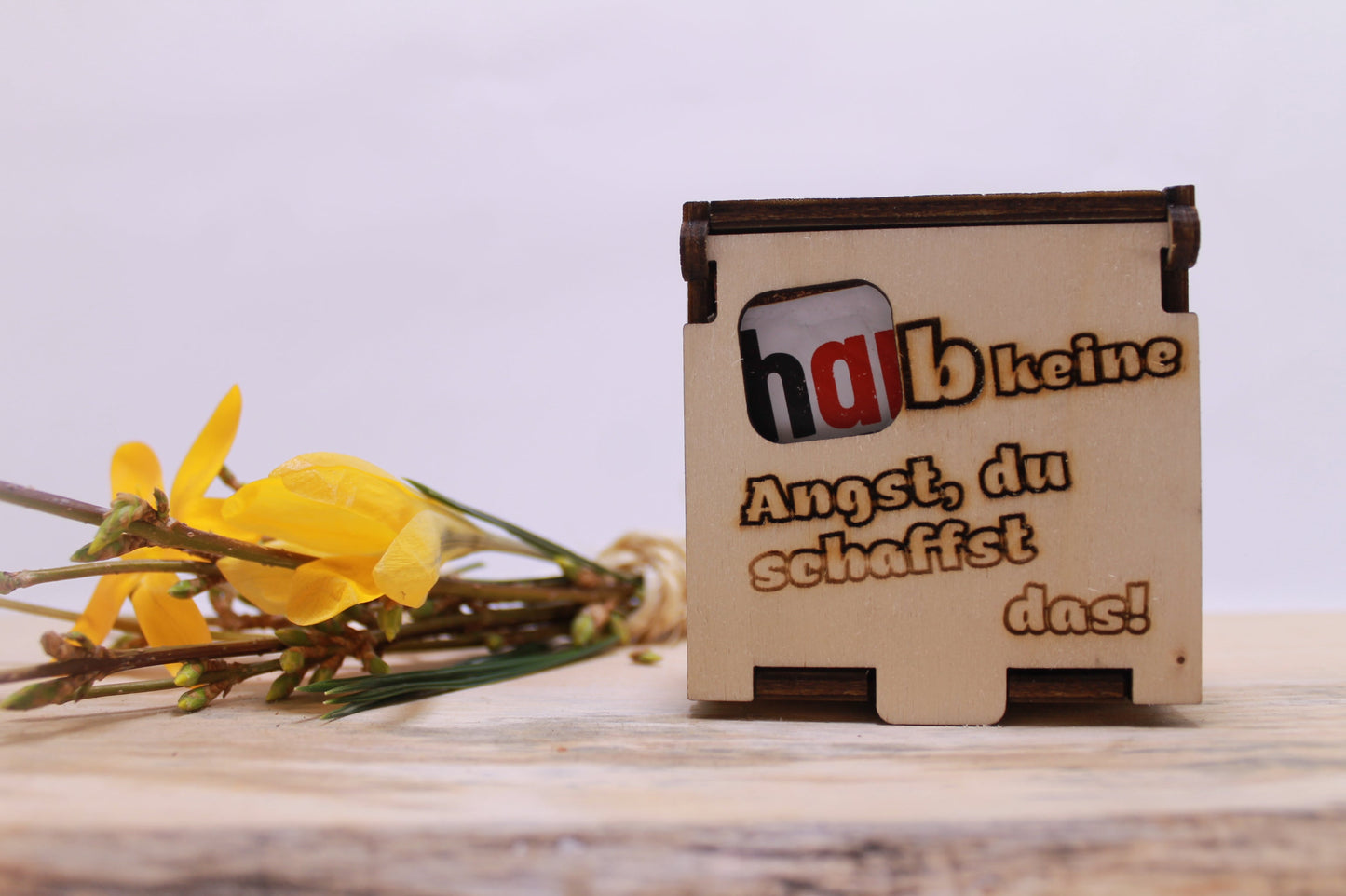 Hanuta Geschenkbox Holzbox mit Motivationsspruch und original Hanuta als Geschenk für Mut und Zuversicht