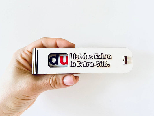 Holzgeschenkbox mit Gravur „Du bist das Extra in extra süß“ und süßer Duplo-Überraschung