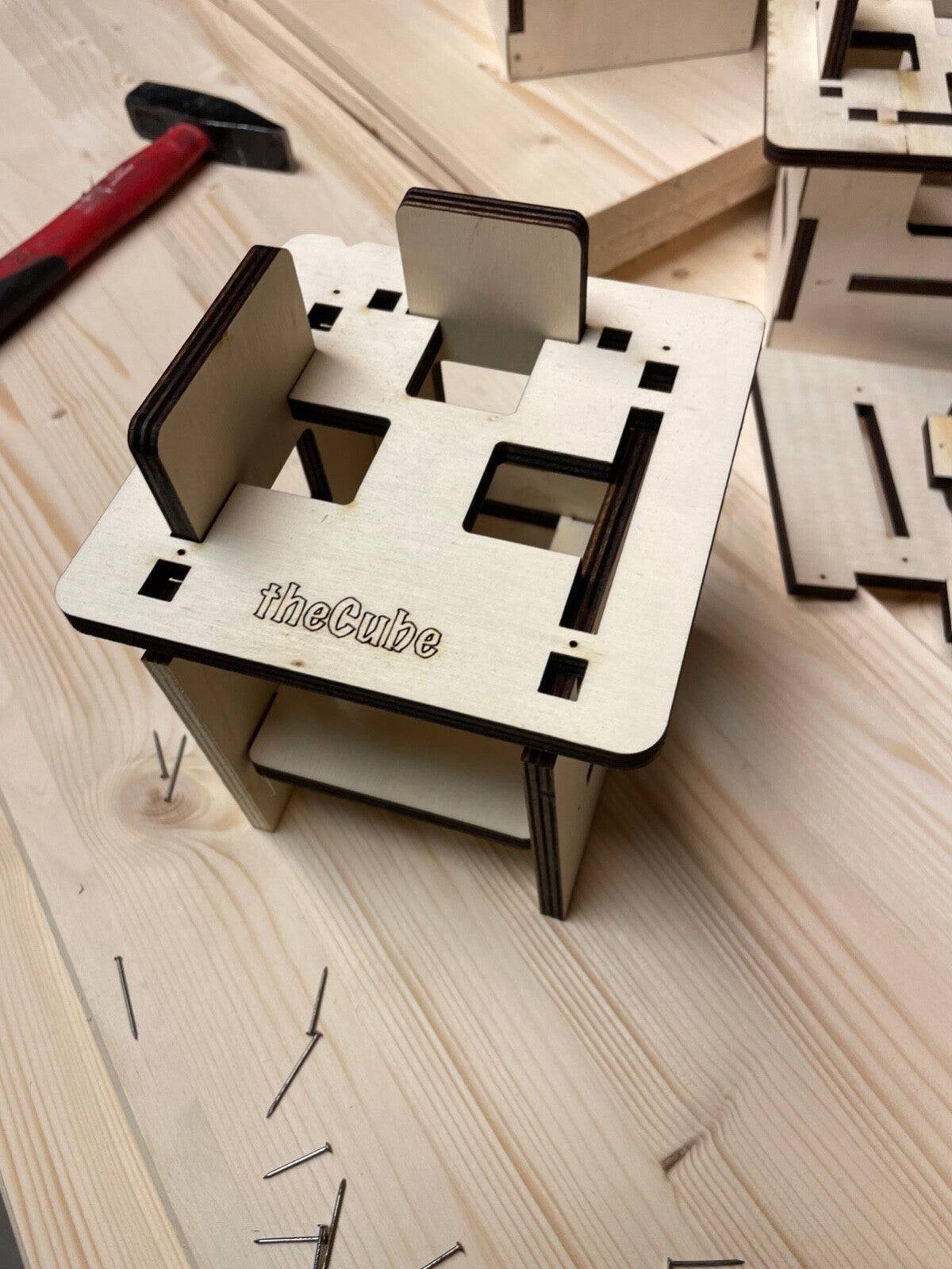 Montagewürfel-Set aus Holz für präzise Möbelmontage mit vier Würfeln und Montageanleitung