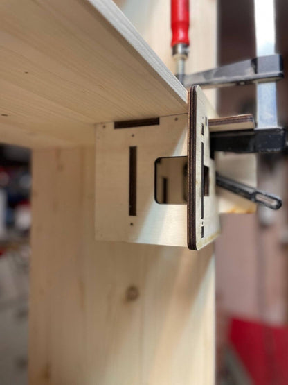 Montagewürfel-Set aus Holz für präzise Möbelmontage und exakte Winkelausrichtung beim Möbelbau