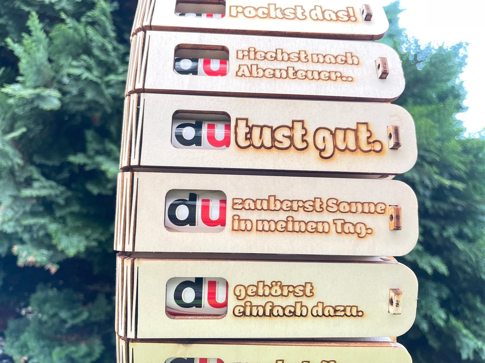 Holzgeschenkbox mit Gravur „Du zauberst Sonne in meinen Tag“ und Duplo-Schokolade als süße Überraschung
