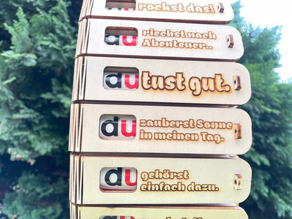 Holzgeschenkbox mit Gravur „Du zauberst Sonne in meinen Tag“ und Duplo-Schokolade als süße Überraschung