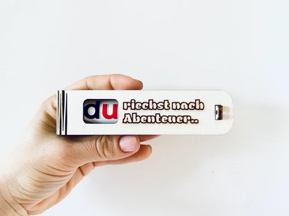 Geschenkbox „Du riechst nach Abenteuer“ mit gravierter Holzbox und Duplo Schokoriegel als liebevolle Überraschung