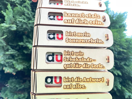 Geschenkbox aus Holz mit gravierter Botschaft und Duplo Schokoriegel als süße Überraschung Schokolade gut für die Seele
