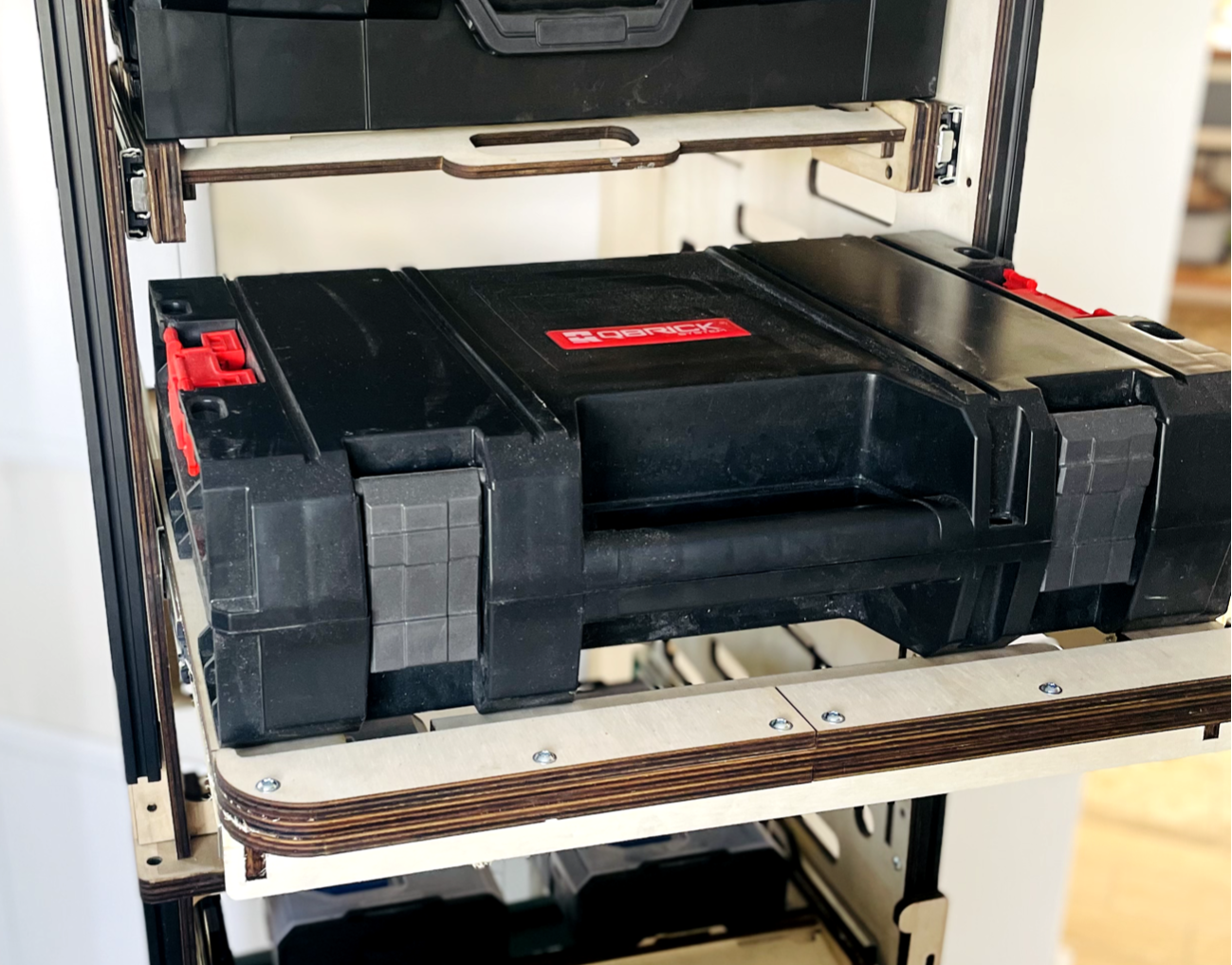 Qbrick System PRO Drawer aus robustem Sperrholz für modulare Werkstattorganisation mit kompatiblen Boxensystemen