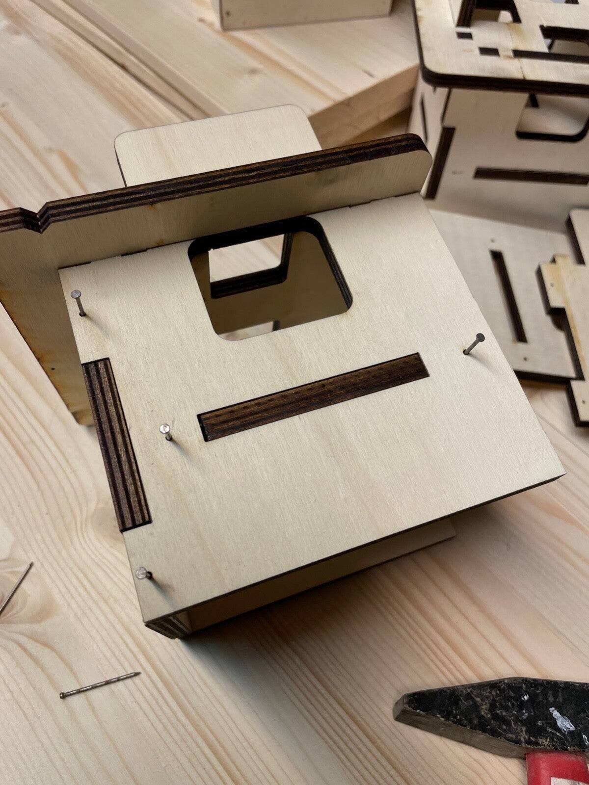 Montagewürfel-Set aus Holz für präzise Möbelmontage und exakte Winkel beim Bau von Regalen und Schränken