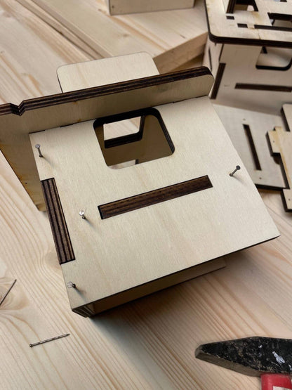 Montagewürfel-Set aus Holz für präzise Möbelmontage und exakte Winkel beim Bau von Regalen und Schränken