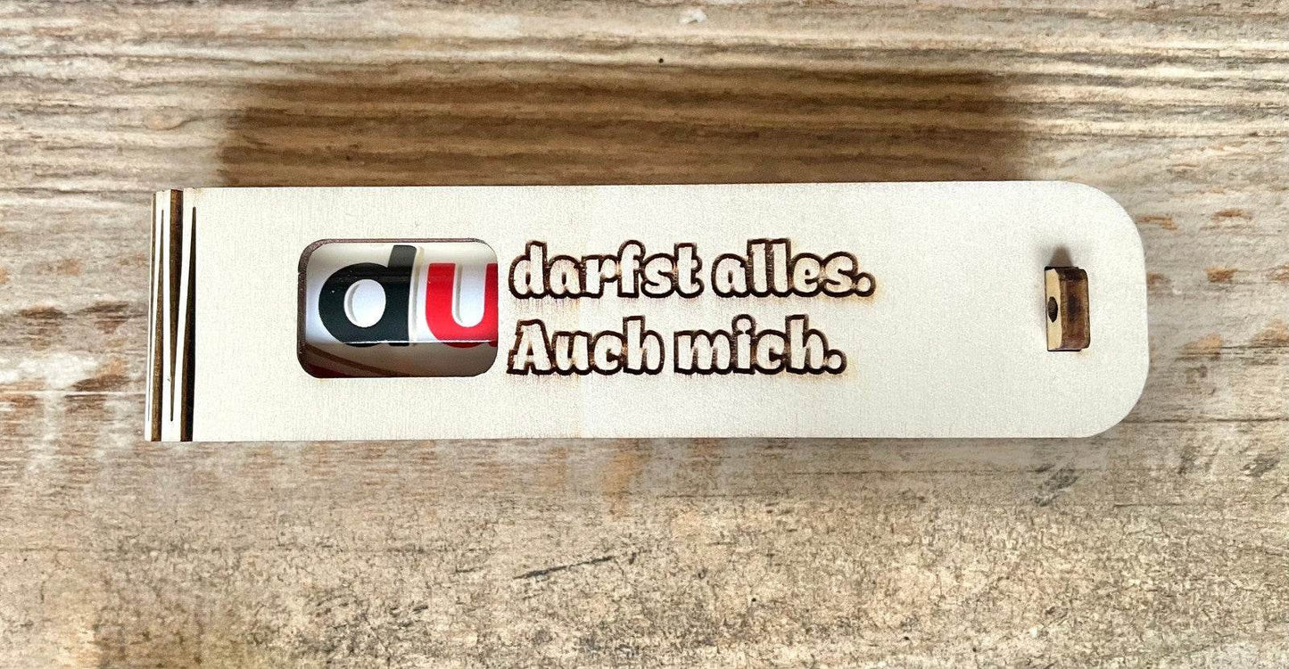 Holzgeschenkbox mit Gravur „Du darfst alles – auch mich (Duplo)“ und Duplo-Schokolade als freche Überraschung