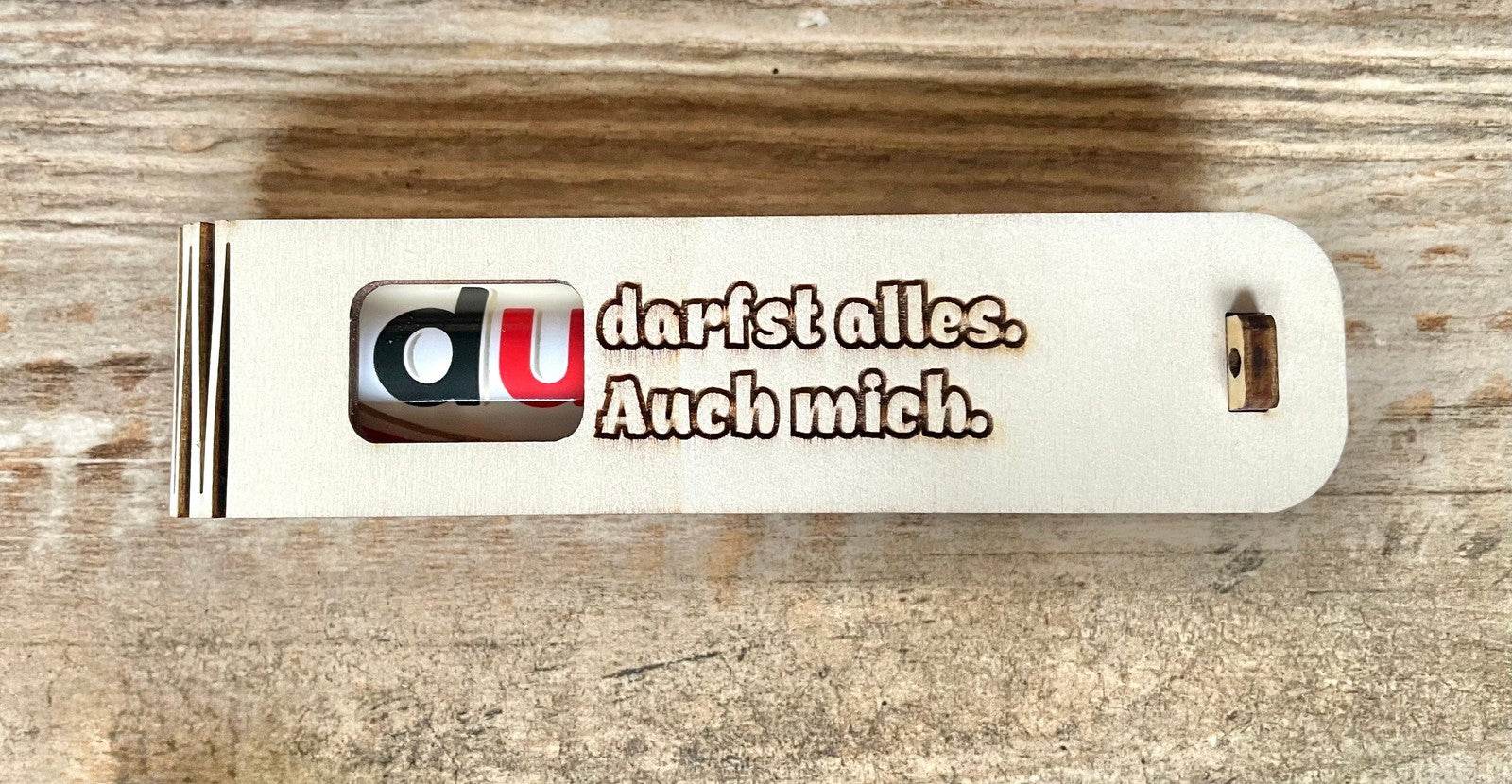 Holzgeschenkbox mit Gravur „Du darfst alles – auch mich (Duplo)“ und Duplo-Schokolade als freche Überraschung