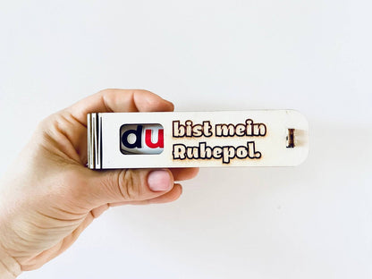 Holzgeschenkbox „Du bist mein Ruhepol“ mit gravierter Botschaft und Duplo innen als stilvolle Aufmerksamkeit