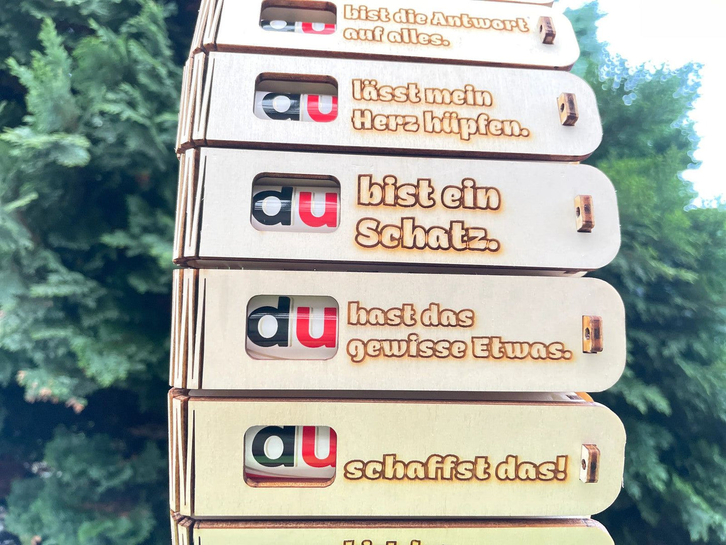 Geschenkbox mit Duplo Schokoriegel in gravierter Holzbox „Du hast das gewisse Etwas“