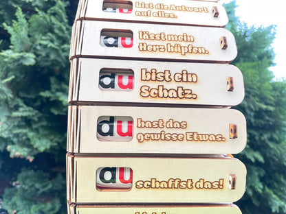 Geschenkbox mit Duplo Schokoriegel in gravierter Holzbox „Du hast das gewisse Etwas“
