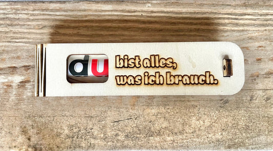 Geschenkbox mit Spruch „Du bist alles, was ich brauch“ graviert, enthält Duplo Schokoriegel in Holzbox
