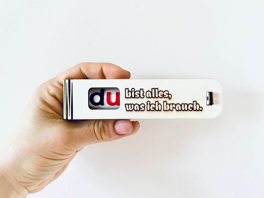 Geschenkbox mit Spruch „Du bist alles, was ich brauch“ graviert, gefüllt mit Duplo Schokoriegel in Holzbox