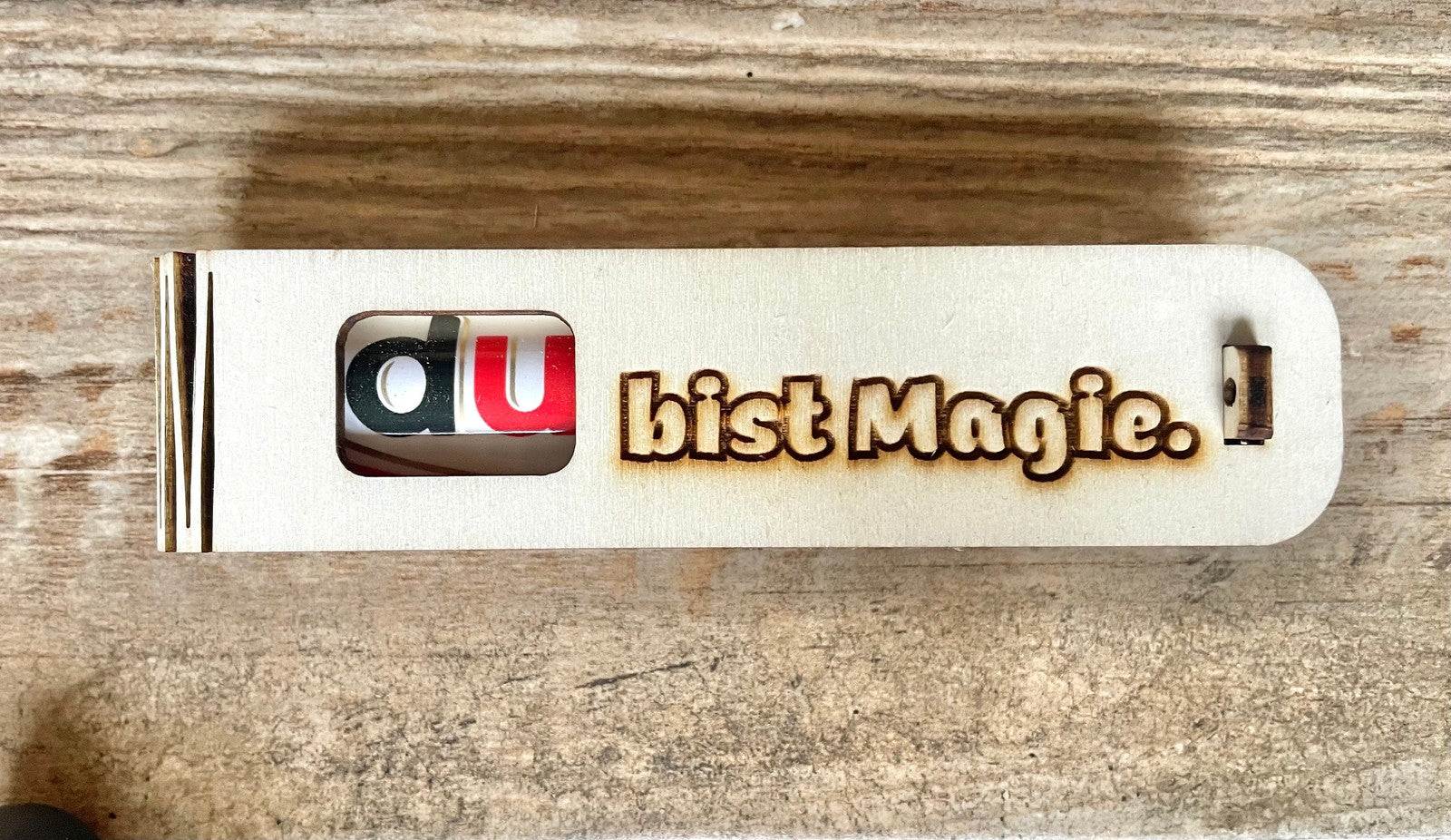 Geschenkbox Du bist Magie aus Holz mit gravierter Botschaft und Duplo Schokoriegel innen