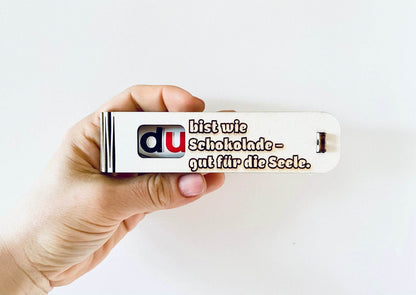 Gravierte Holzgeschenkbox mit Duplo Schokolade und herzlicher Botschaft „Du bist wie Schokolade – gut für die Seele“