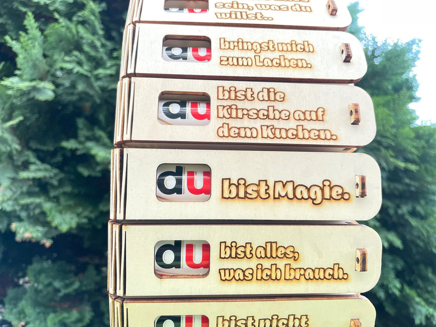 Geschenkbox Du bist Magie aus Holz mit gravierter Botschaft und Duplo Schokoriegel in stilvoller Verpackung