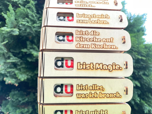 Geschenkbox Du bist Magie aus Holz mit gravierter Botschaft und Duplo Schokoriegel in stilvoller Verpackung