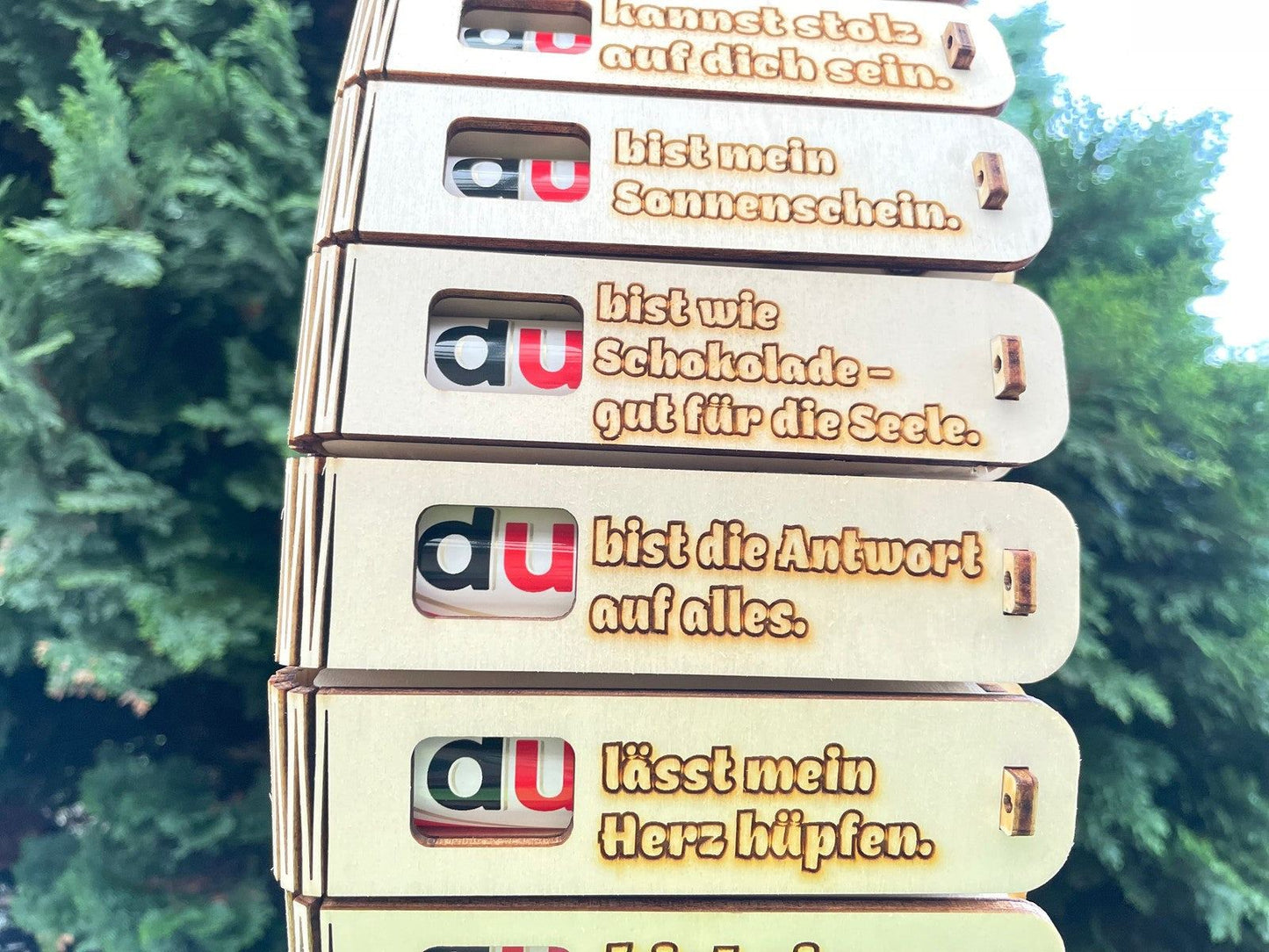 Holz-Geschenkbox „Du bist die Antwort auf alles“ mit humorvoller Gravur und Duplo Schokoriegel