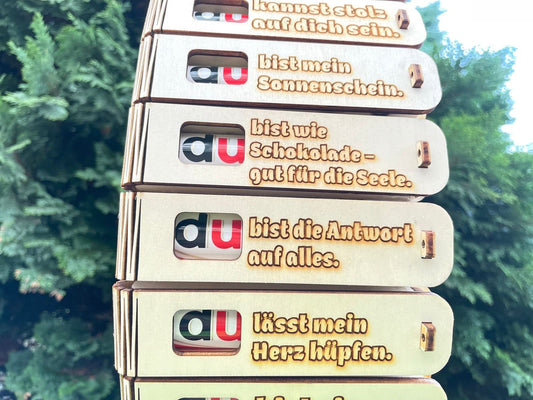 Holz-Geschenkbox „Du bist die Antwort auf alles“ mit humorvoller Gravur und Duplo Schokoriegel