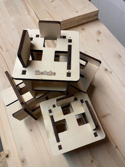 Montagewürfel-Set aus Holz für präzise Möbelmontage mit vier Würfeln und Montageanleitung