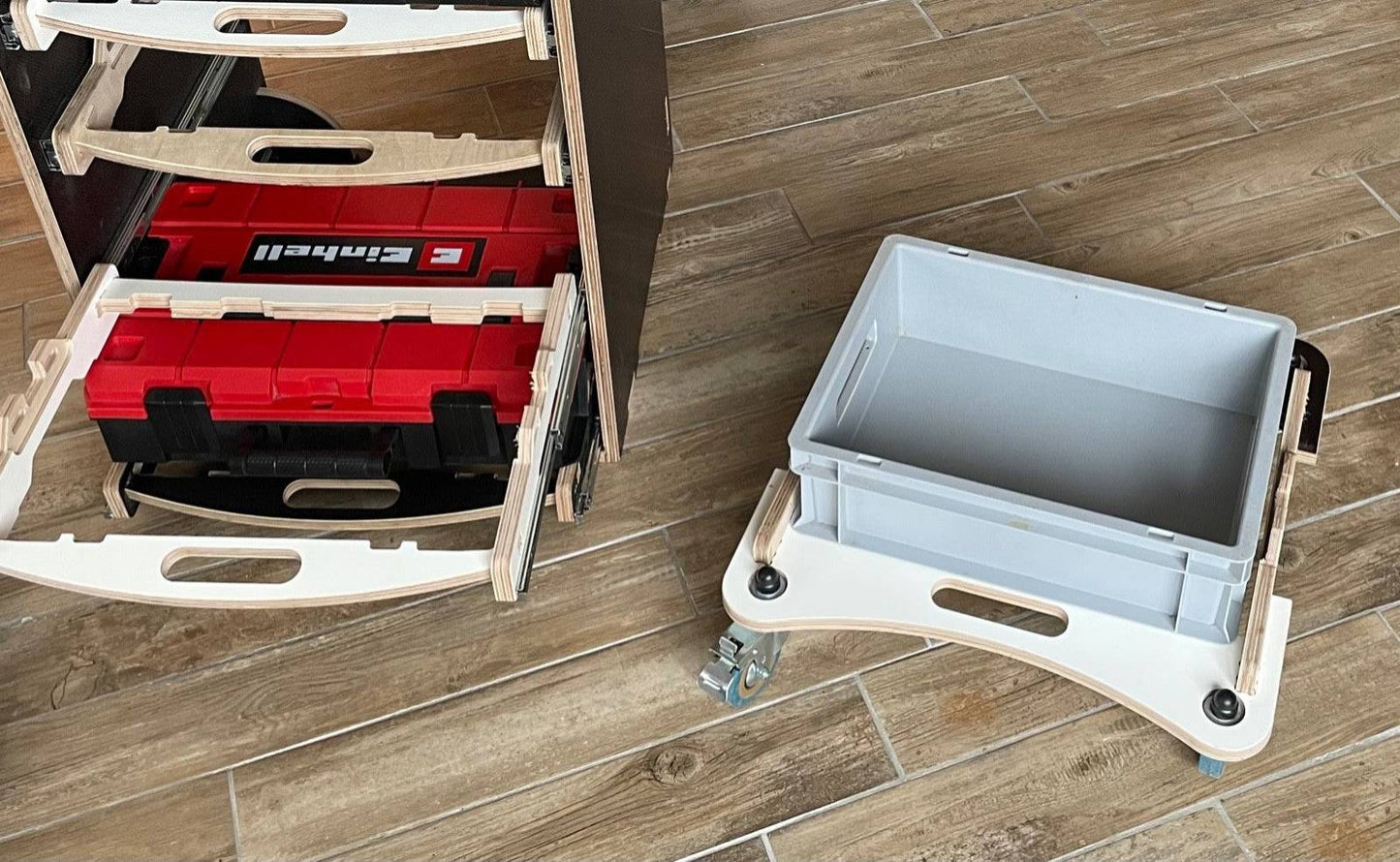 Hoher Rollcontainer mit Schubladen und integrierter Fräsvorrichtung 120 cm Korpushöhe in Werkstattumgebung