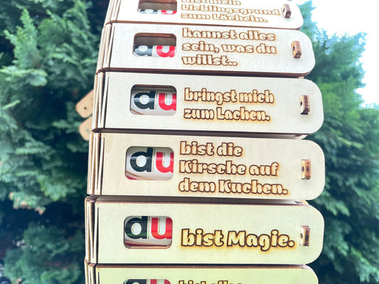 Holzgeschenkbox mit Gravur „Du bist die Kirsche auf dem Kuchen“ und Duplo Schokoriegel innen