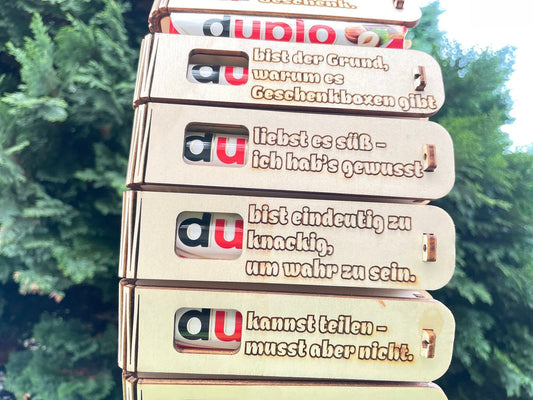 Gravierte Holzgeschenkbox mit der Aufschrift „Du bist eindeutig zu knackig um wahr zu sein“ und Duplo Schokoriegel als liebevolle Überraschung mit Gefühl