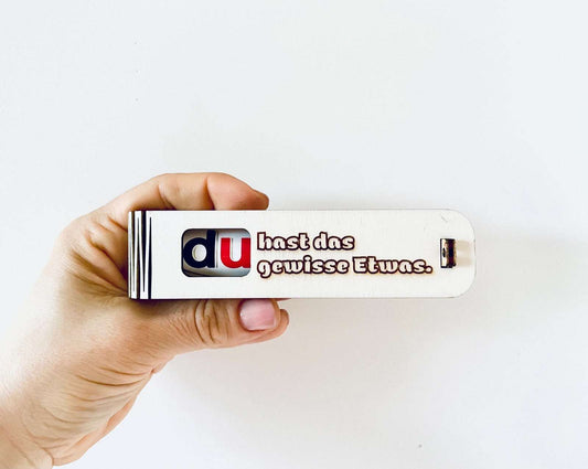 Geschenkbox mit Duplo in gravierter Holzbox „Du hast das gewisse Etwas“ als charmante Überraschung