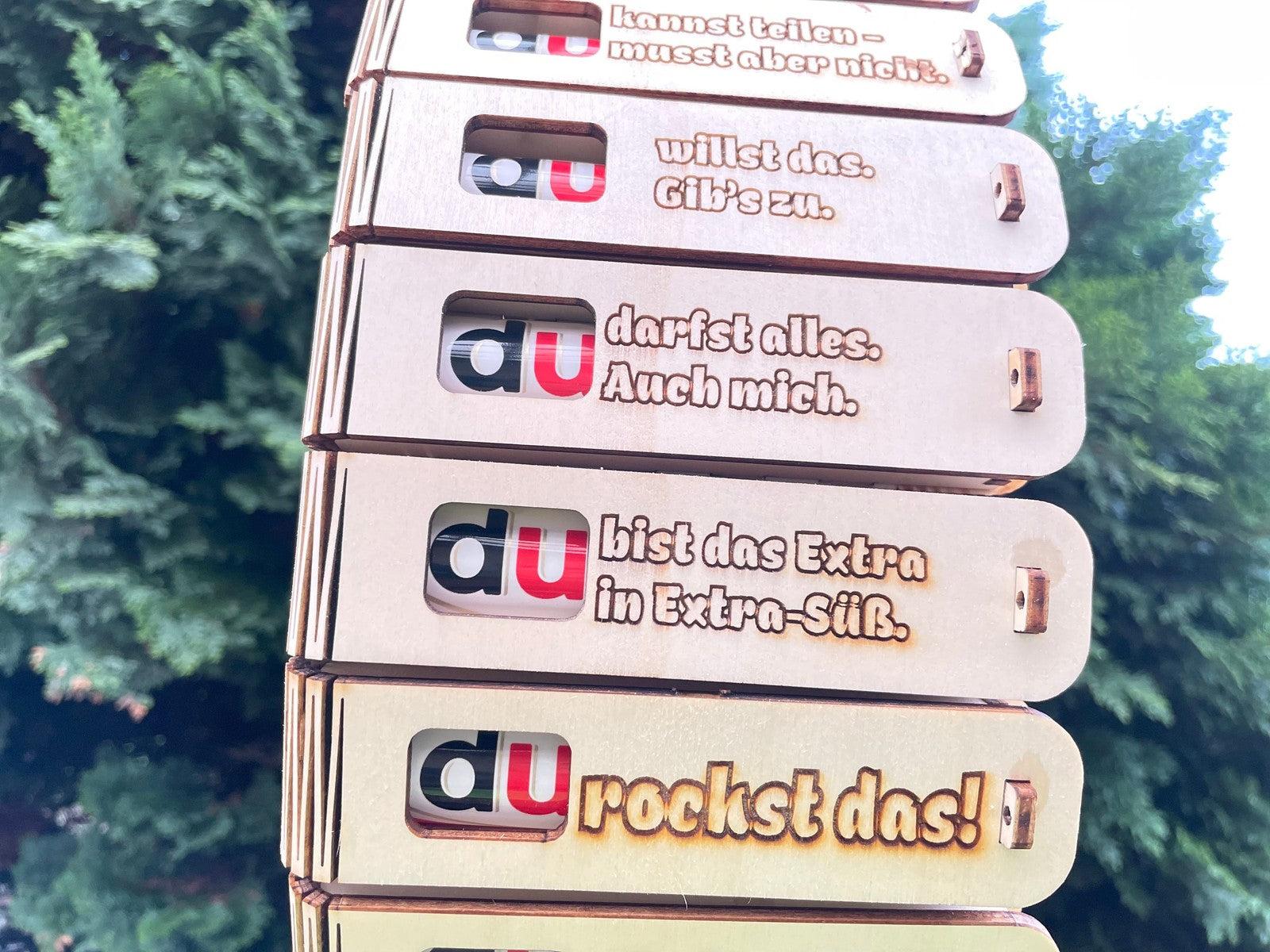 Geschenkbox aus Holz mit graviertem Spruch „Du bist das Extra in extra süß“ und Duplo als süße Überraschung