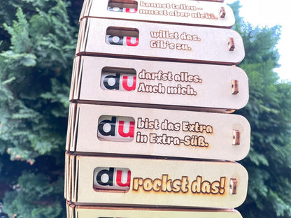 Geschenkbox aus Holz mit graviertem Spruch „Du bist das Extra in extra süß“ und Duplo als süße Überraschung