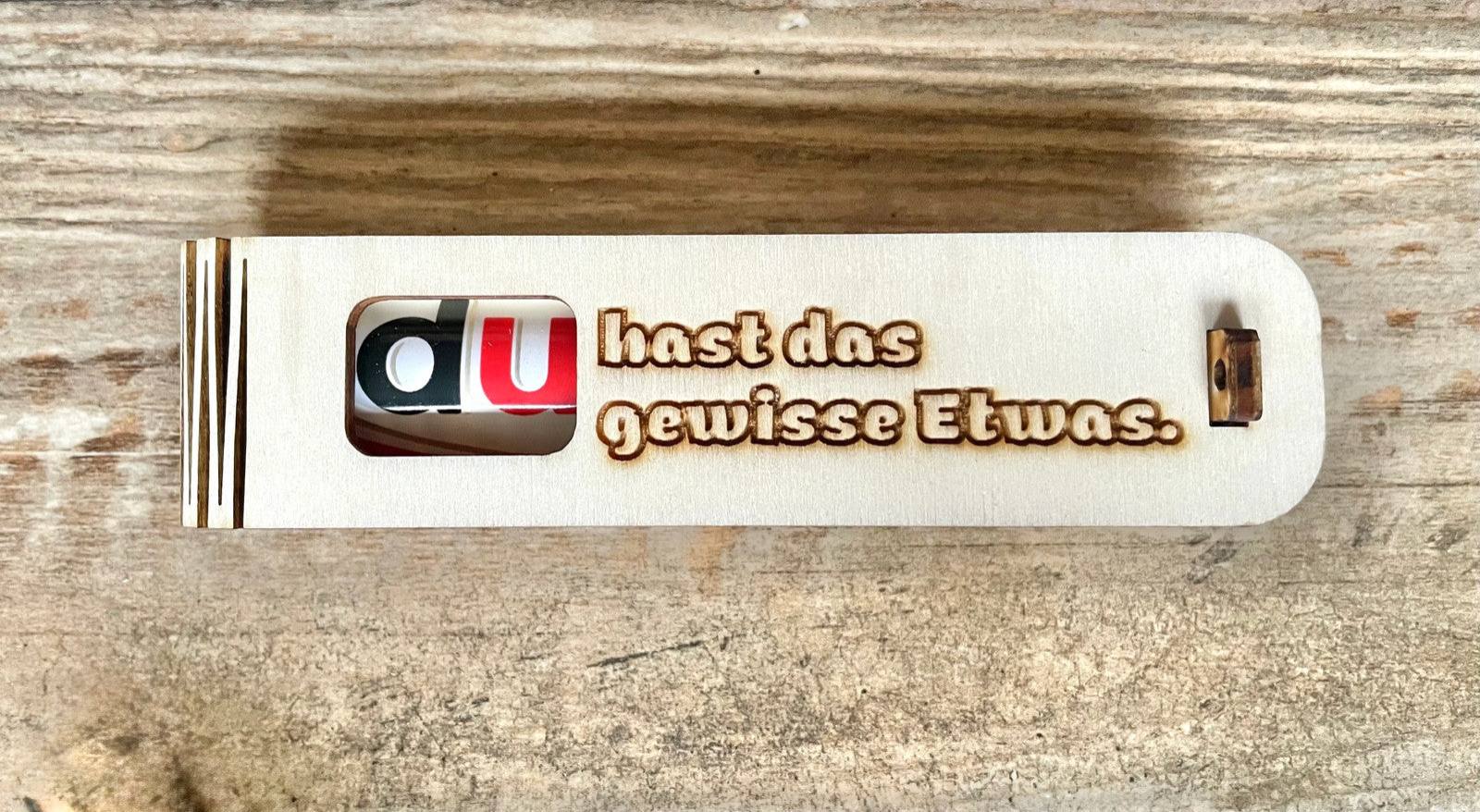 Geschenkbox mit Duplo Schokoriegel in gravierter Holzbox „Du hast das gewisse Etwas“ als charmante Überraschung