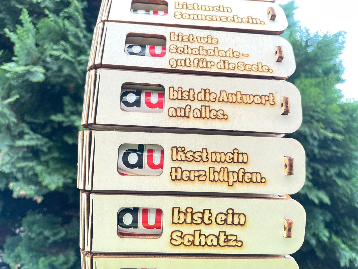 Geschenkbox aus Holz mit gravierter Botschaft „Du lässt mein Herz hüpfen“ und süßer Duplo Überraschung – praktische Lösung für romantische Geschenke