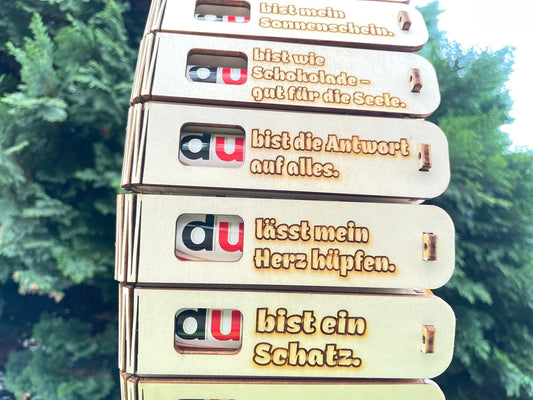 Geschenkbox aus Holz mit gravierter Botschaft „Du lässt mein Herz hüpfen“ und süßer Duplo Überraschung – praktische Lösung für romantische Geschenke