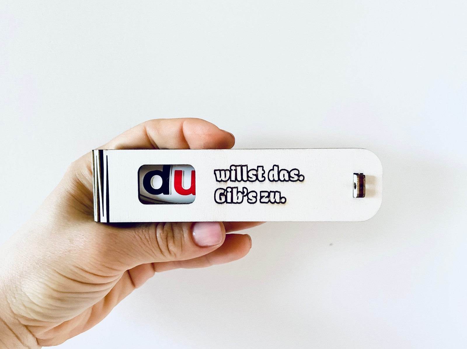 Humorvolle Duplo Geschenkidee in gravierter Holzbox mit frechem Spruch "Du willst das – gib’s zu"