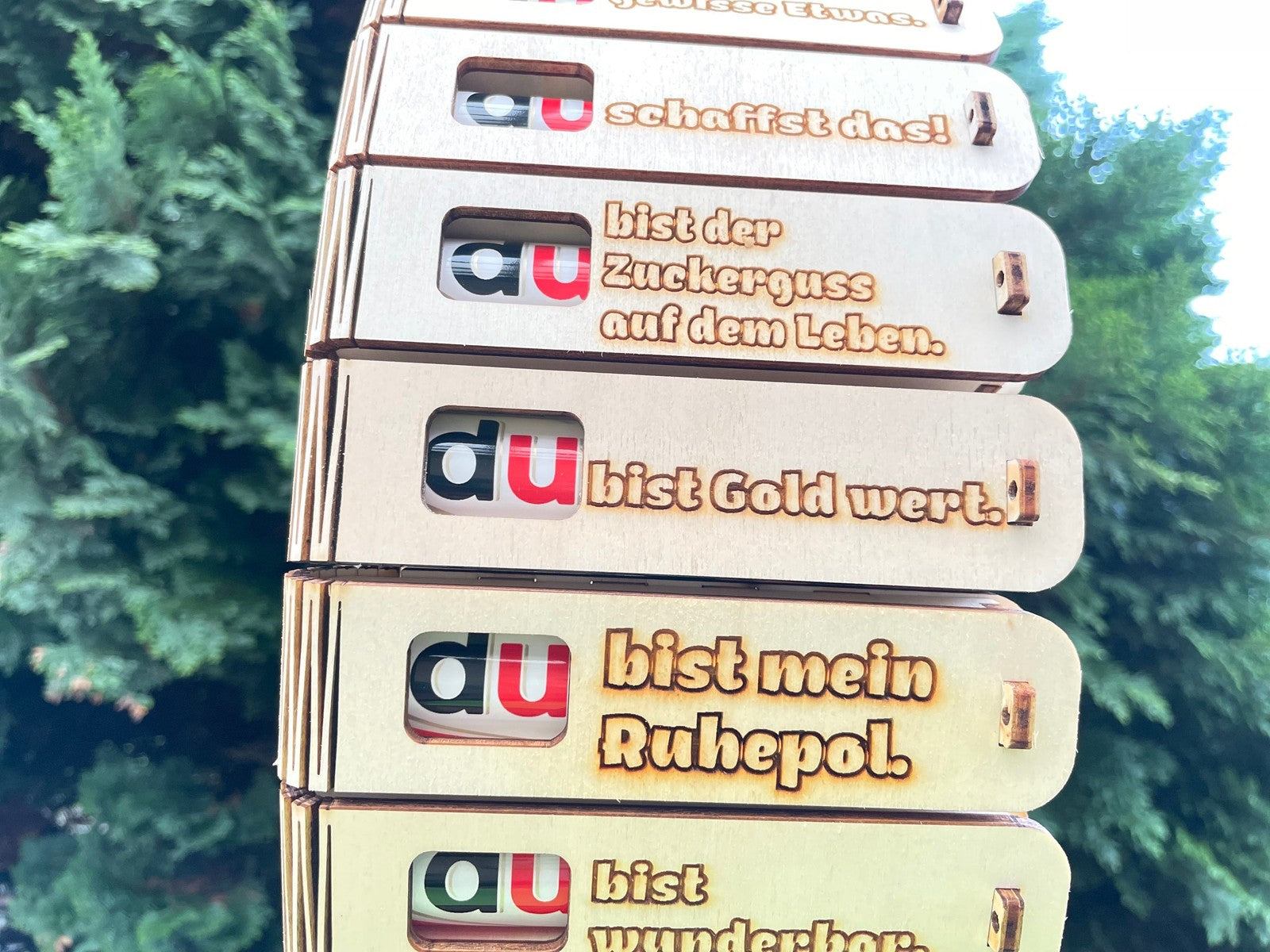 Geschenkbox mit dem Spruch „Du bist gold wert“ aus graviertem Holz mit Duplo Schokoriegel