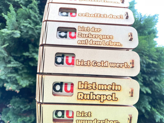 Geschenkbox mit dem Spruch „Du bist gold wert“ aus graviertem Holz mit Duplo Schokoriegel