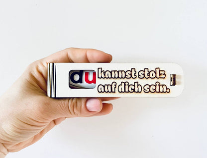 Geschenkbox mit Spruch „Du kannst stolz auf dich sein“ aus Holz mit Duplo Schokoriegel