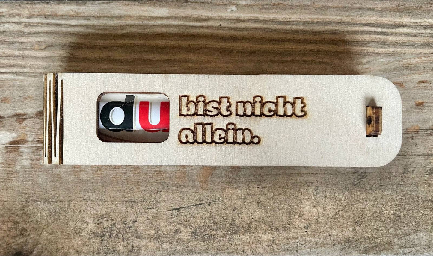 Stilvolle Holzgeschenkbox „Du bist nicht allein“ mit Duplo Überraschung und einfühlsamer Botschaft als Überraschung mit Gefühl