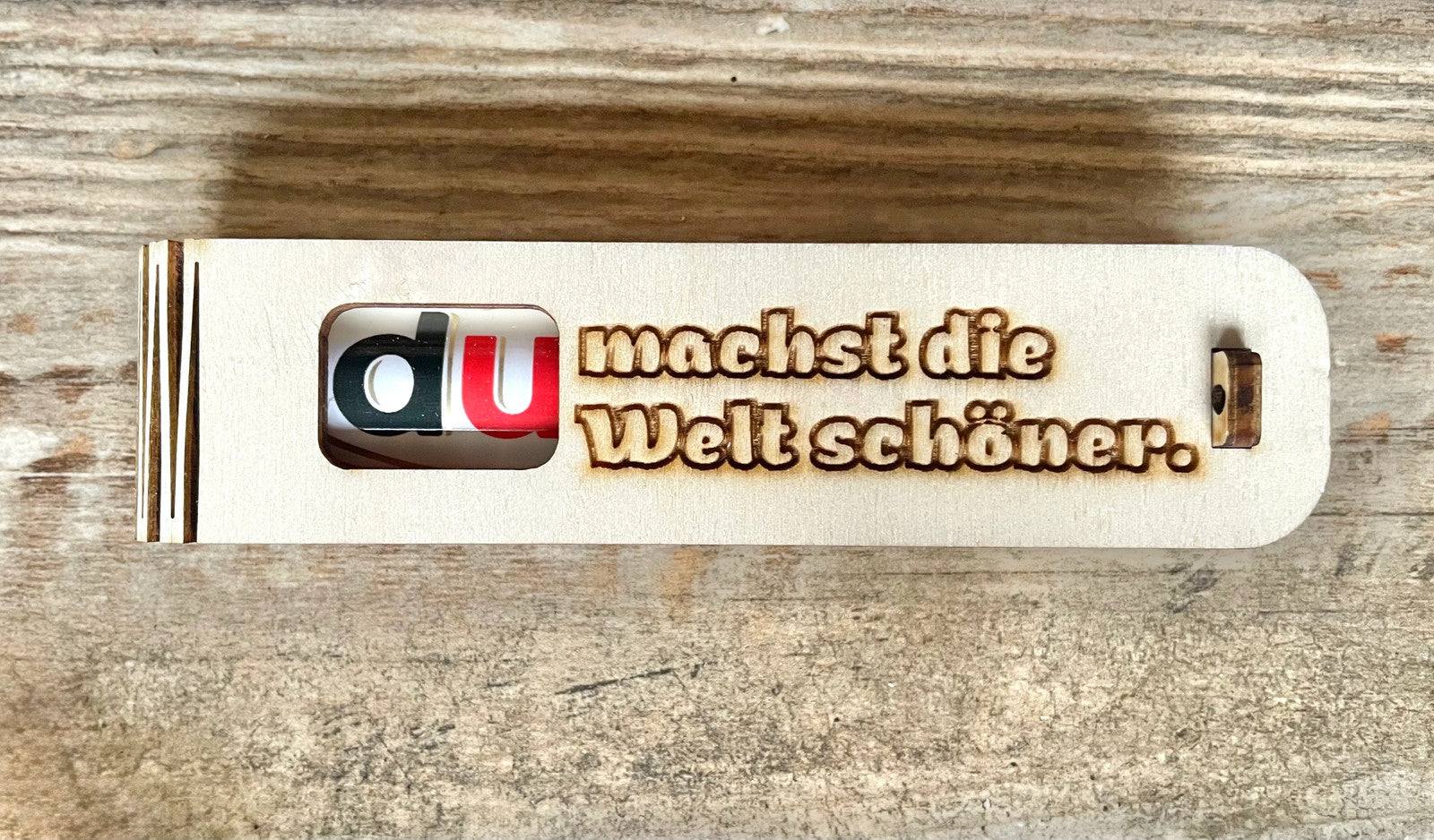 Holzgeschenkbox mit Gravur „Du machst die Welt schöner“ und Duplo Montagewürfel innen