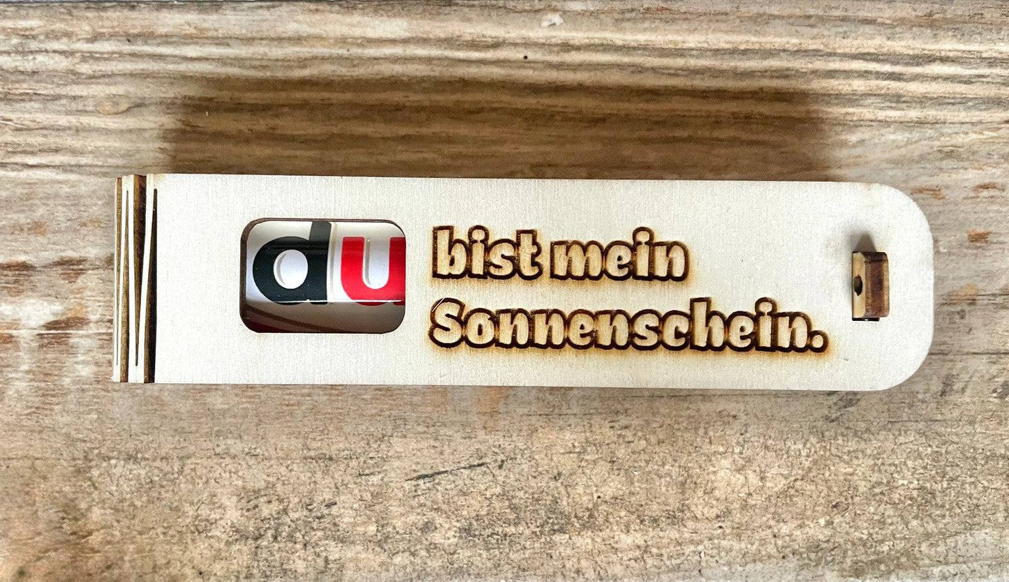 Gravierte Holz-Geschenkbox mit Duplo Schokoriegel und liebevollem Duplo Sprüche „Du bist mein Sonnenschein“